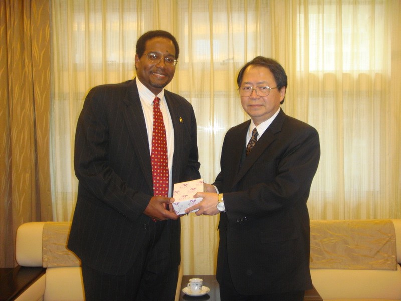 清華大學陳力俊校長與馬里蘭大學工學院院長Darryll Pines
