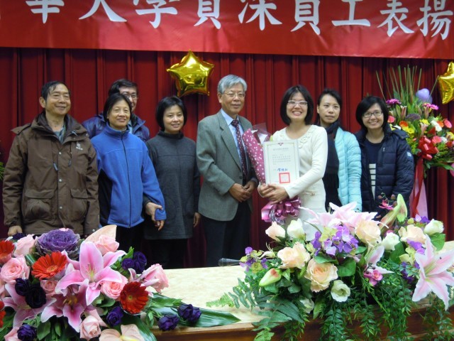 在校服務滿10年及個人數位學習榮獲第五名-周懷樸副校長與化工系林芳玉小姐合影