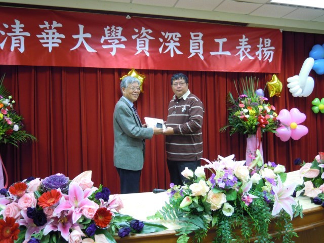 在校服務滿20年-周懷樸副校長與工學院楊銘炎先生合影