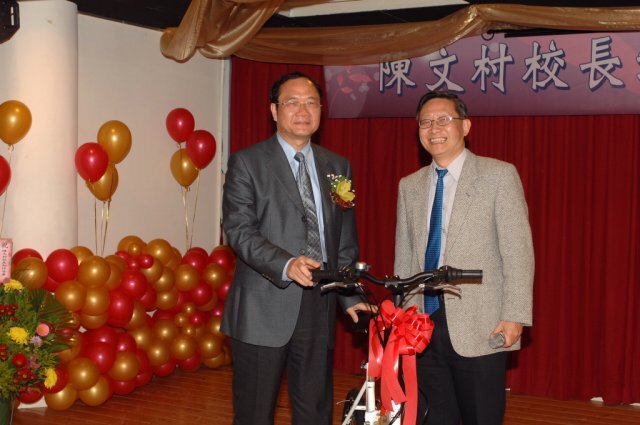 陳文村校長與賀陳院長合照
