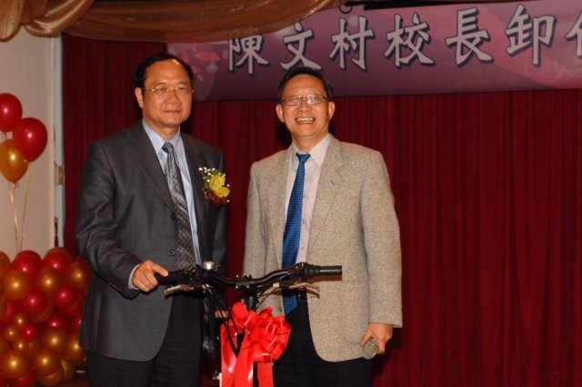 陳文村校長與賀陳院長合照
