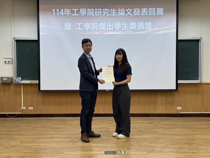 恭喜醫工所李欣玫同學榮獲本屆工學院研究生論文發表競賽【壁報展示組】第一名!由評審主席田孟軒教授授獎。