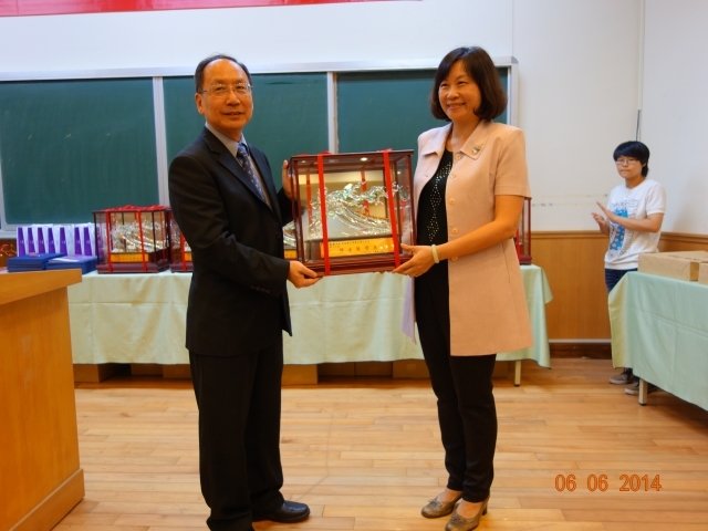 工學院王茂駿院長與傑出教學獎工工系桑慧敏教授合影