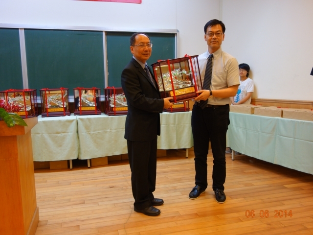 工學院王茂駿院長與傑出產學合作獎化工系胡育誠教授合影