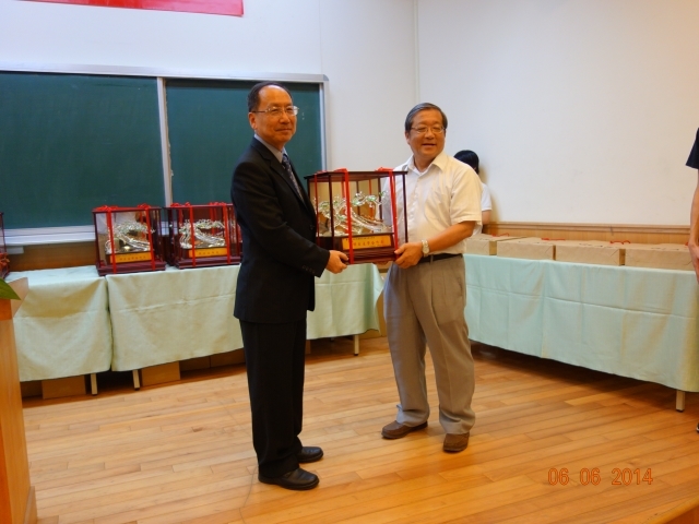 工學院王茂駿院長與傑出產學合作獎動機系蕭德瑛誠教授合影
