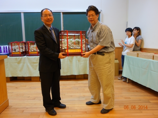 工學院王茂駿院長與傑出導師獎化工系汪上曉教授合影