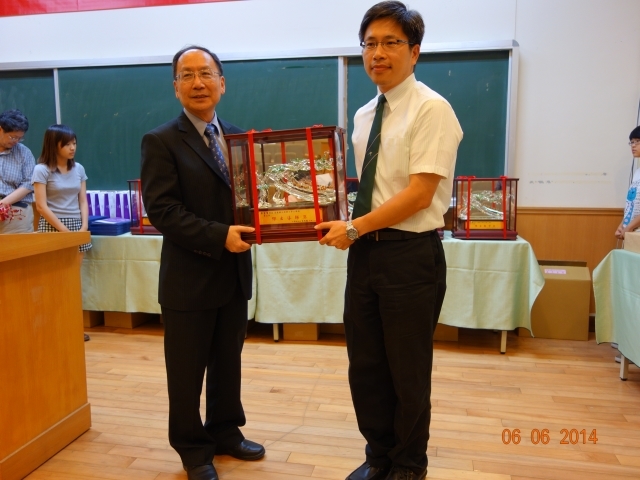 工學院王茂駿院長與傑出導師獎動機系蔡宏營教授合影