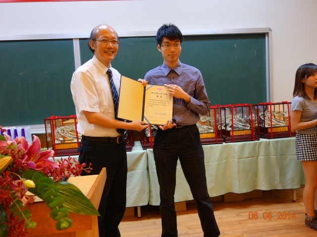 工學院呂世源副院長與得獎學生合影3