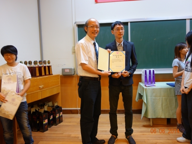 工學院呂世源副院長與得獎學生合影6