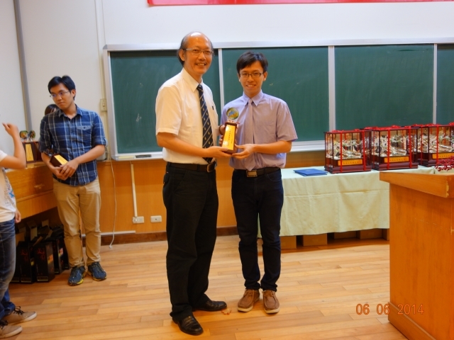 工學院學士班呂世源主任與得獎學生合影2