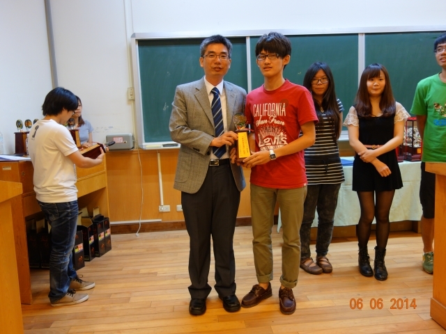 材料系賴志煌主任與得獎學生合影1