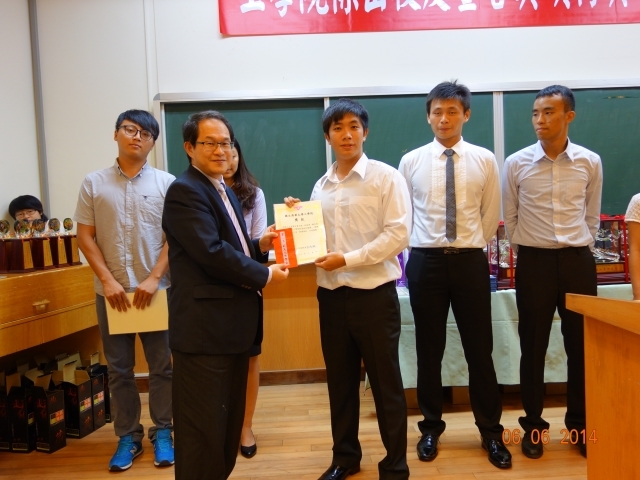 聯盟執行長劉承賢教授與獲獎同學合影2