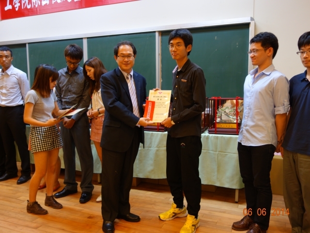 聯盟執行長劉承賢教授與獲獎同學合影5