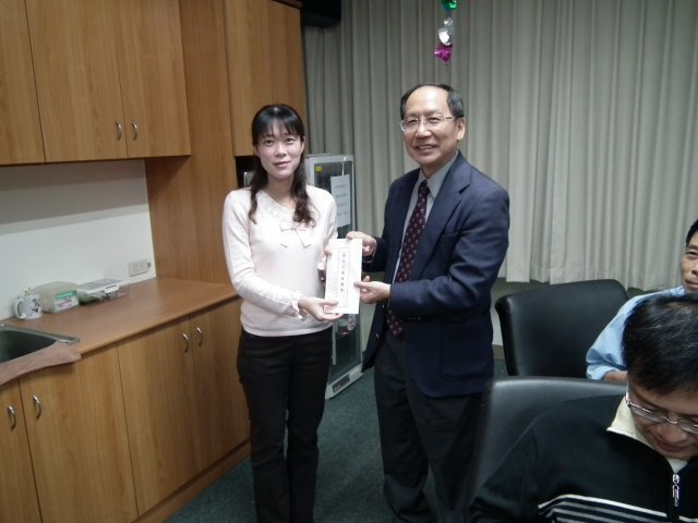 王茂駿院長頒獎給材料系廖勵華小姐
