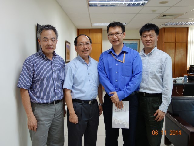 合影：左起陳榮順教授、王茂駿院長、徐敬全總經理、葉哲良教授