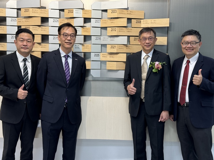 師長與工工系黃裕峰校友於工學院傑出校友牆合影