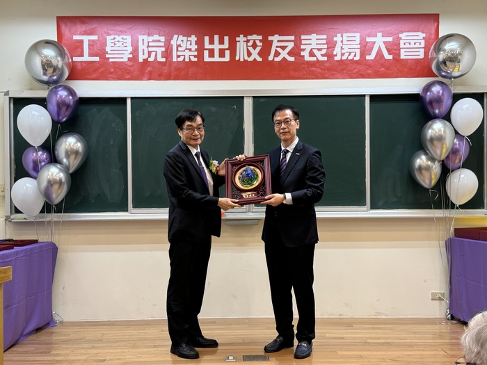 胡育誠院長為化工系蔡禎祥校友頒發傑出校友獎牌