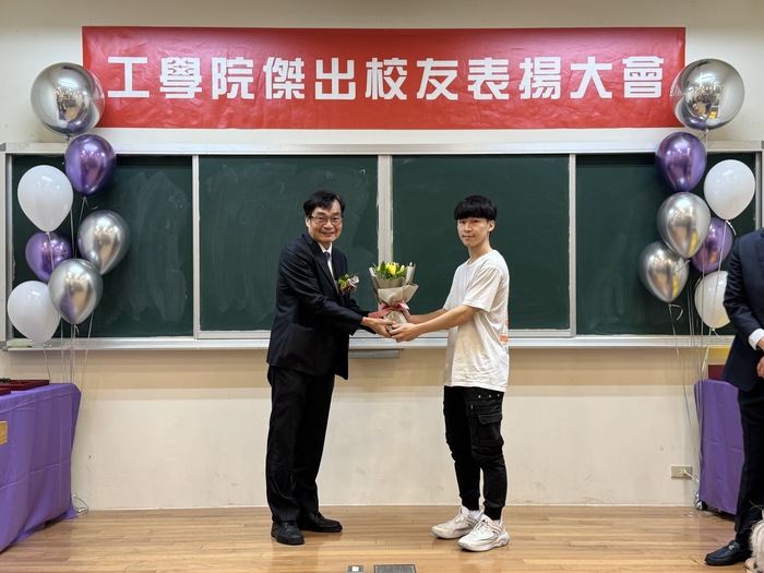 化工系學生代表向蔡禎祥校友獻花祝賀