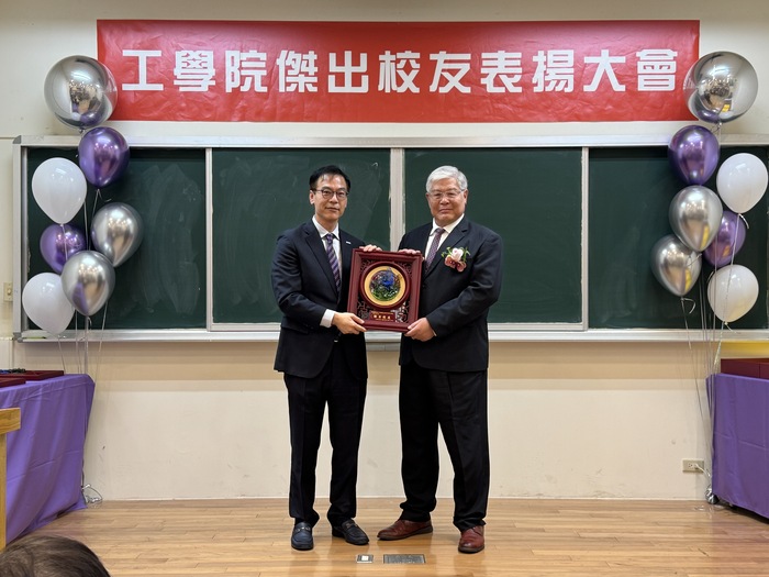 胡育誠院長為動機系馬萬鈞校友頒發傑出校友獎牌