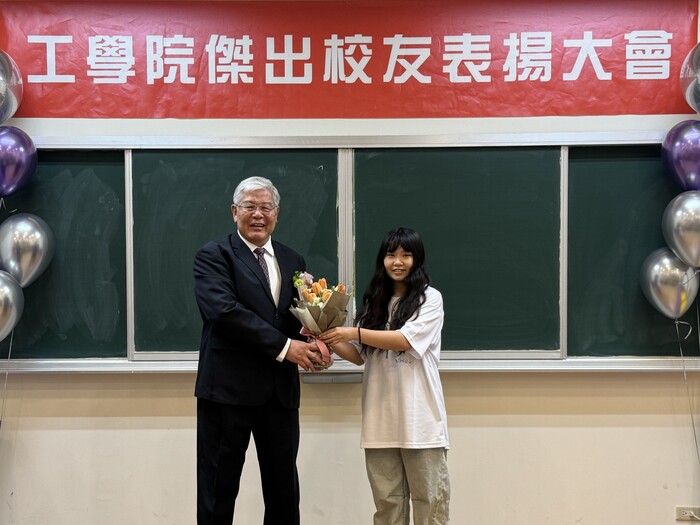 動機系學生代表向馬萬鈞校友獻花祝賀