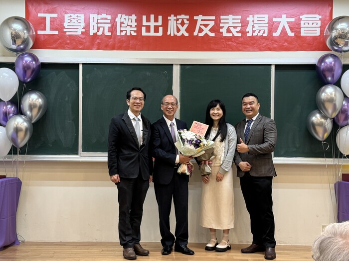 材料系師長向徐明志校友獻花祝賀