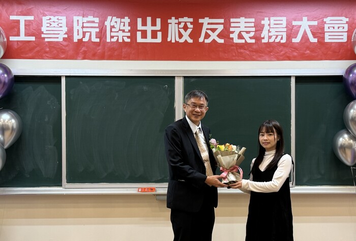 工工系學生代表向黃裕峰校友獻花祝賀