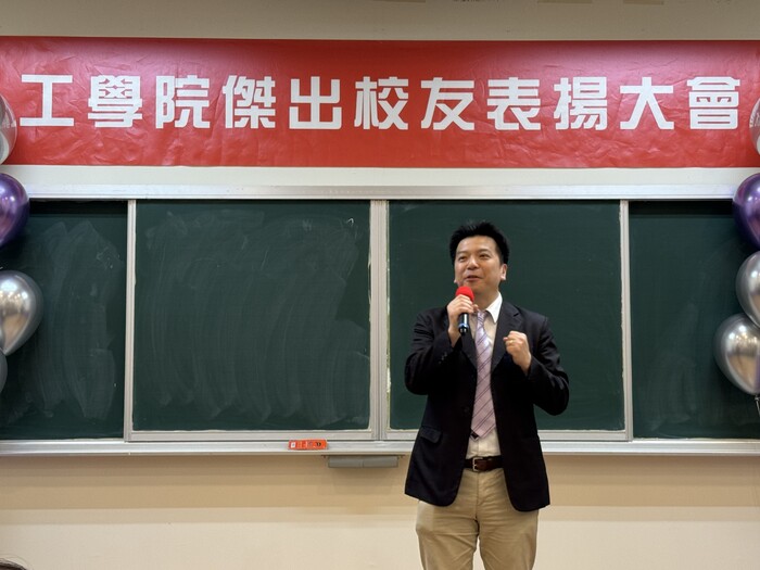 化工系蔡德豪主任為眾人介紹蔡禎祥校友