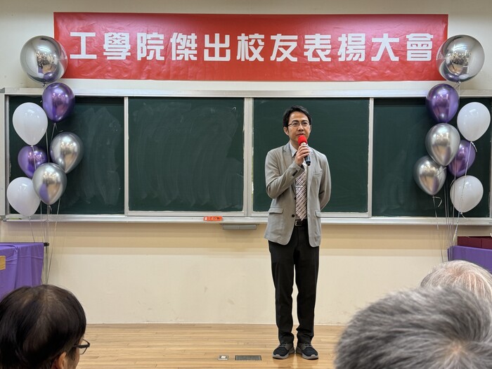 動機系黃智永主任為眾人介紹馬萬鈞校友