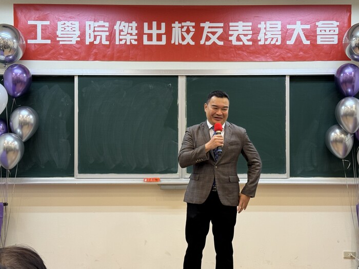 材料系陳柏宇主任為眾人介紹徐明志校友