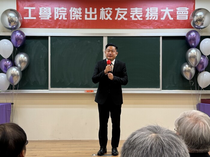 工工系林東盈主任為眾人介紹黃裕峰校友