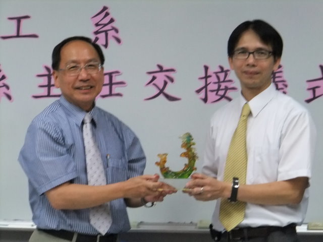 院長致贈陳信龍主任紀念品