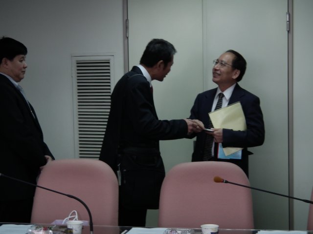 王茂駿院長與貴賓交換名片