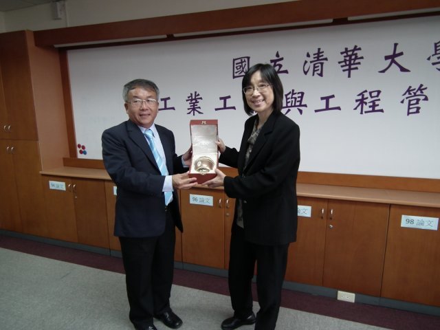 李紫原執行長與Assoc. Prof. Dr. Somnuk Theerakulpisut互贈禮品