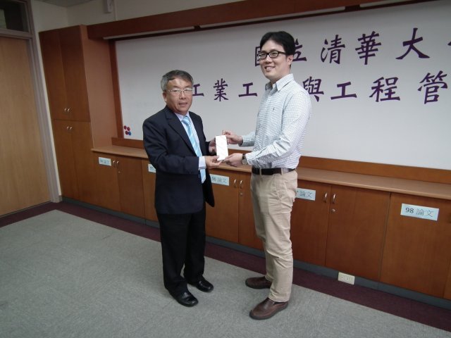 贈送紀念品（張國浩教授與Assoc. Prof. Dr. Somnuk Theerakulpisut