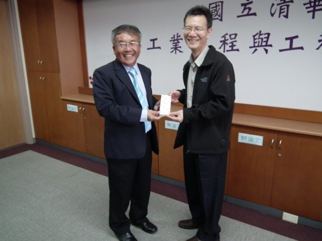 贈送紀念品（林鶴南副主任與Assoc. Prof. Dr. Somnuk Theerakulpisut