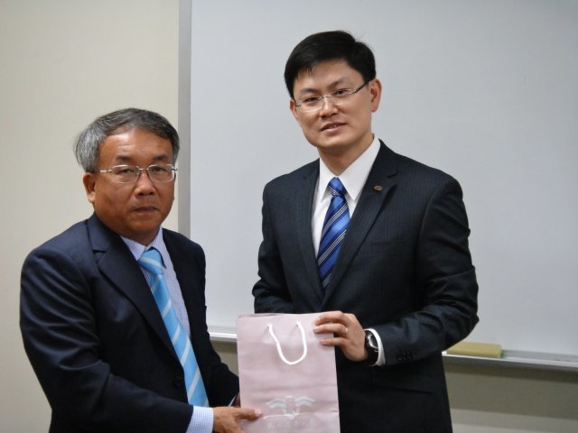 贈送紀念品（張禎元教授與Assoc. Prof. Dr. Somnuk Theerakulpisut