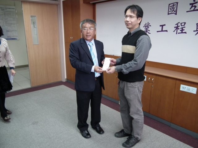 贈送紀念品（陳信龍主任與Assoc. Prof. Dr. Somnuk Theerakulpisut