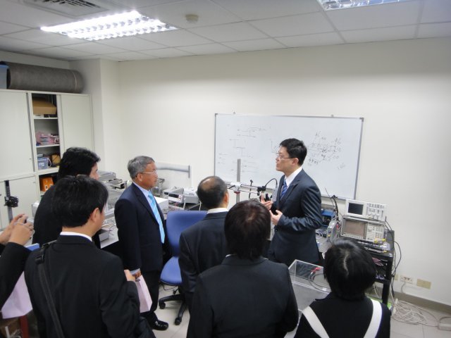 動機系張禎元教授與泰國貴賓-實驗室介紹