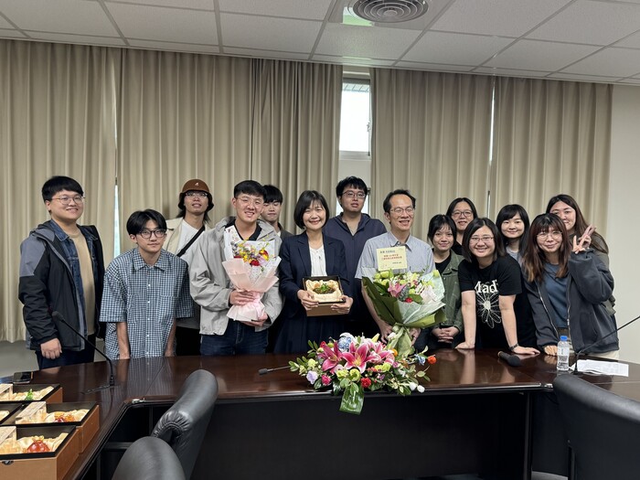 院傑出教學獎-材料系林姿瑩教授接受材料系副主任蔡哲瑋教授及學生獻花並合影