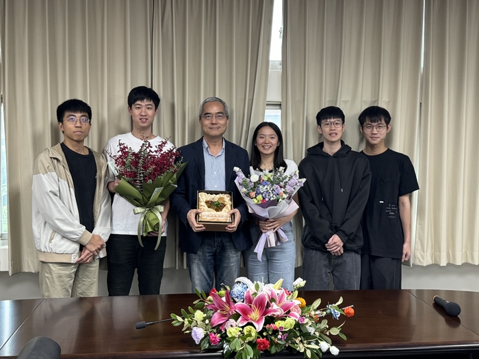 院傑出教學獎-工工系陳建良教授接受工工系學生獻花並合影