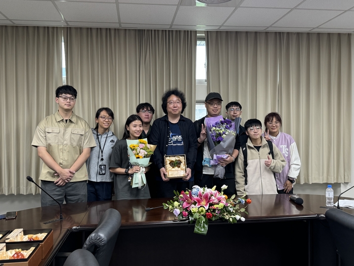 院傑出教學獎-奈微所森川響二朗教授接受奈微所學生獻花並合影