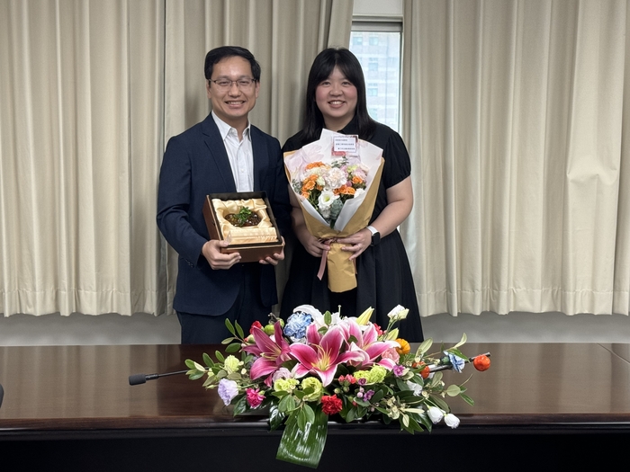 院傑出教學獎-醫工所黃玠誠教授接受夫人獻花並合影