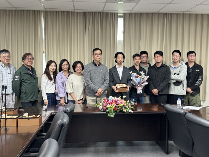 院新進人員研究獎-化工系林育正教授接受化工系同仁與學生獻花並合影