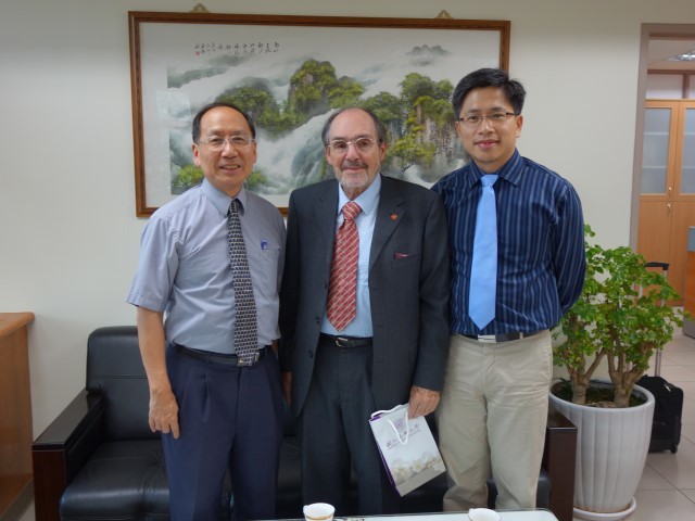 左起：工學院王茂駿院長、Prof.Gideon N.Levy、動機系蔡宏營教授