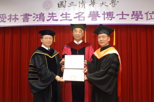頒授證書-----從左至右依序為陳力俊校長、林書鴻董事長、工學院王茂駿院長