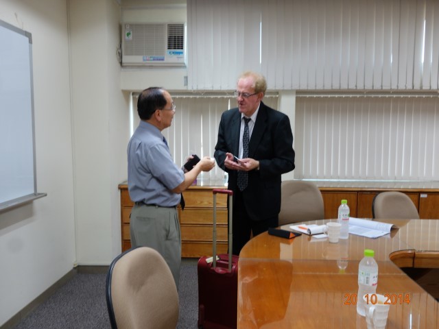 工學院王茂駿院長與Pierre Dauchez互換名片