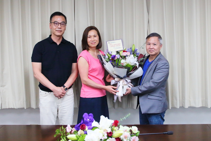 院傑出導師獎-由材料系龔佩雲教授代葉哲寧教授接受系主任朱英豪教授獻花