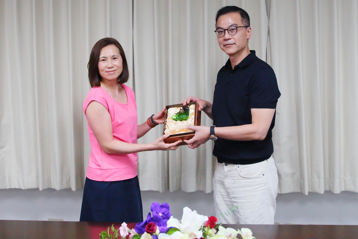 院傑出導師獎-恭喜材料系葉哲寧教授獲獎（葉教授不克出席，由材料系龔佩雲教授代為領獎）