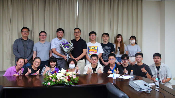 院新進人員研究獎-化工系林昆翰教授接受化工系同仁與學生獻花