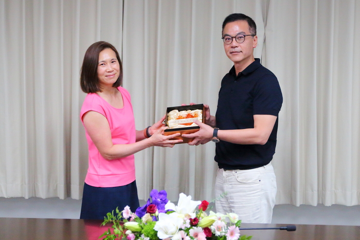 院新進人員研究獎-恭喜材料系葉哲寧教授獲獎（葉教授不克出席，由材料系龔佩雲教授代為領獎）